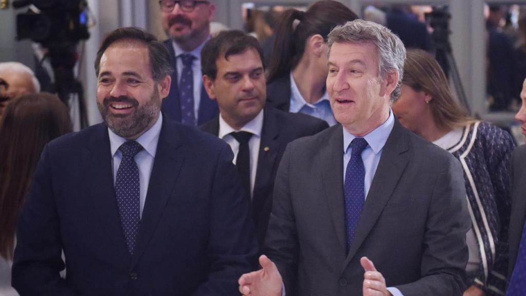 El presidente del PP de Castilla-La Mancha, Paco Núñez, junto al líder nacional del partido, Alberto Núñez Feijóo, este martes en Nueva Europa Fórum.
