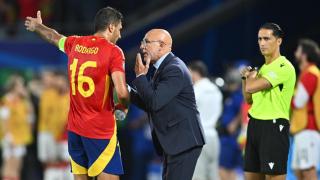 Rodri Hernández, con Luis de la Fuente