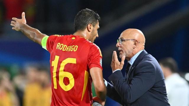 Rodri Hernández, con Luis de la Fuente