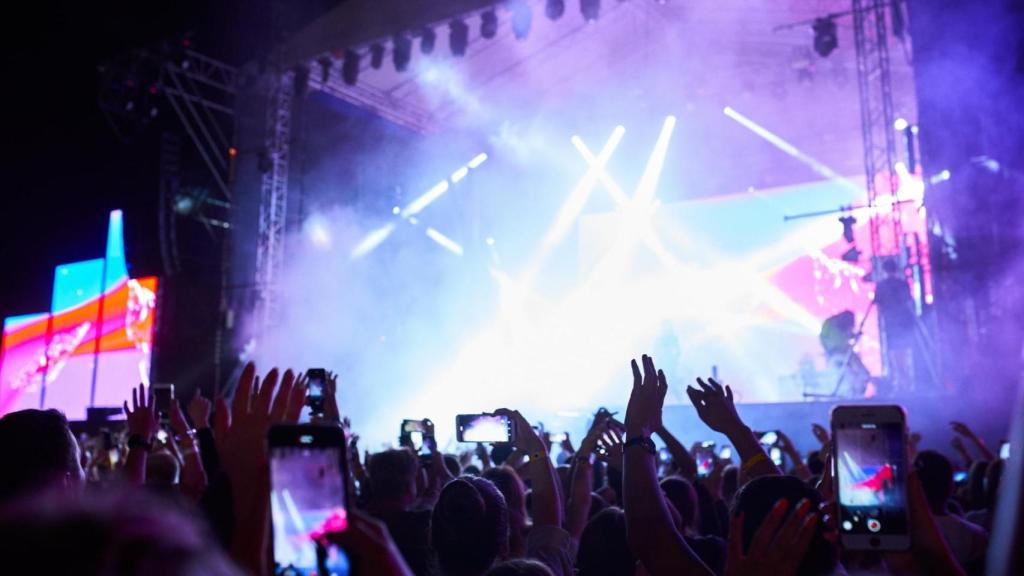 Imagen de archivo de un escenario iluminado