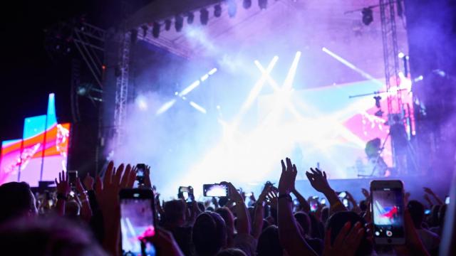 Imagen de archivo de un escenario iluminado