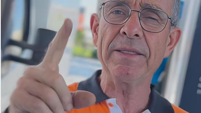 Empleado gasolinera.