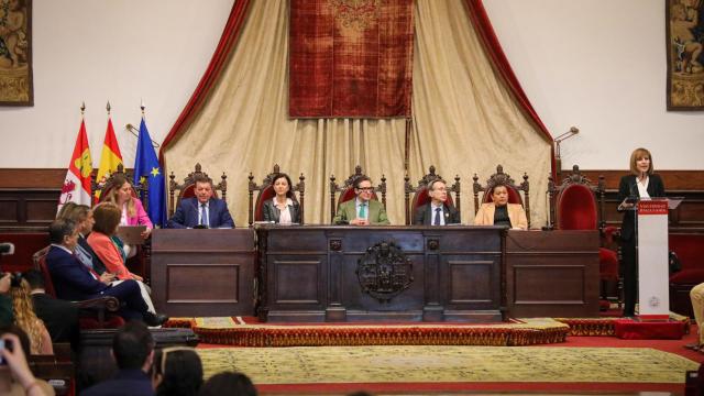 Acto inaugural del Encuentro Internacional “Todo comienza con la alimentación”, celebrado en el Paraninfo de la Universidad de Salamanca con la participación de representantes del Gobierno, el Senado, la FAO y diversas agencias de cooperación iberoamericanas.