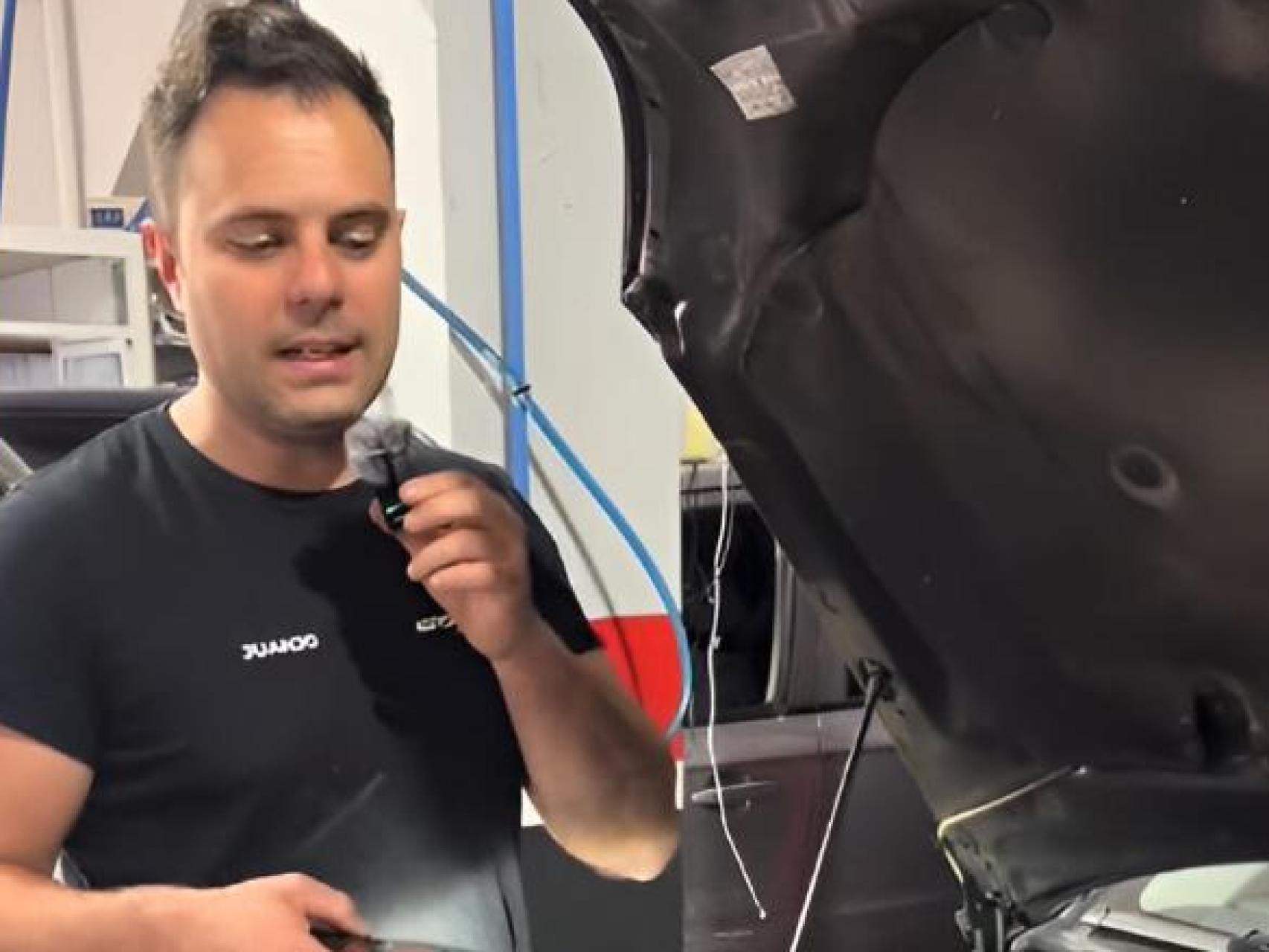 Javier Cortez, mecánico.