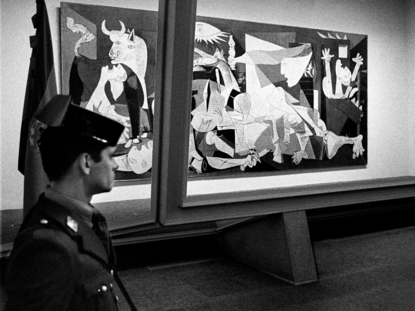 El último exiliado: Guernica. Llegada a Madrid y traslado al Casón del Buen Retiro, 1981. Foto: © Marisa Flórez