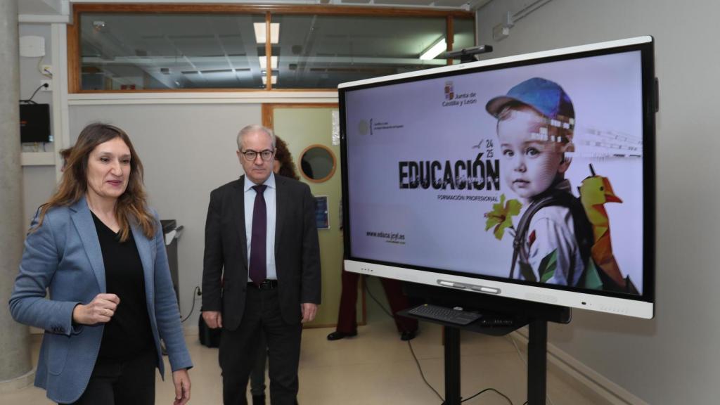 La consejera de Educación, Rocío Lucas; junto al director general de Formación Profesional y Equidad Educativa, Agustín Sigüenza, presenta los últimos datos de inserción laboral de Formación Profesional