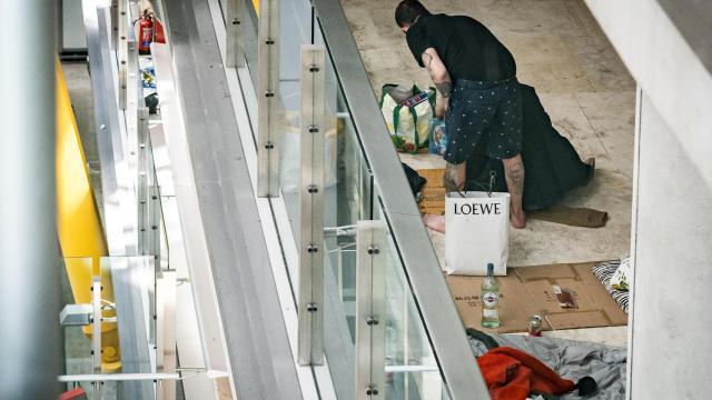 Una persona se prepara para pernoctar en la T4 del Aeropuerto Adolfo Suárez-Madrid Barajas, a 12 de mayo de 2025, en Madrid.