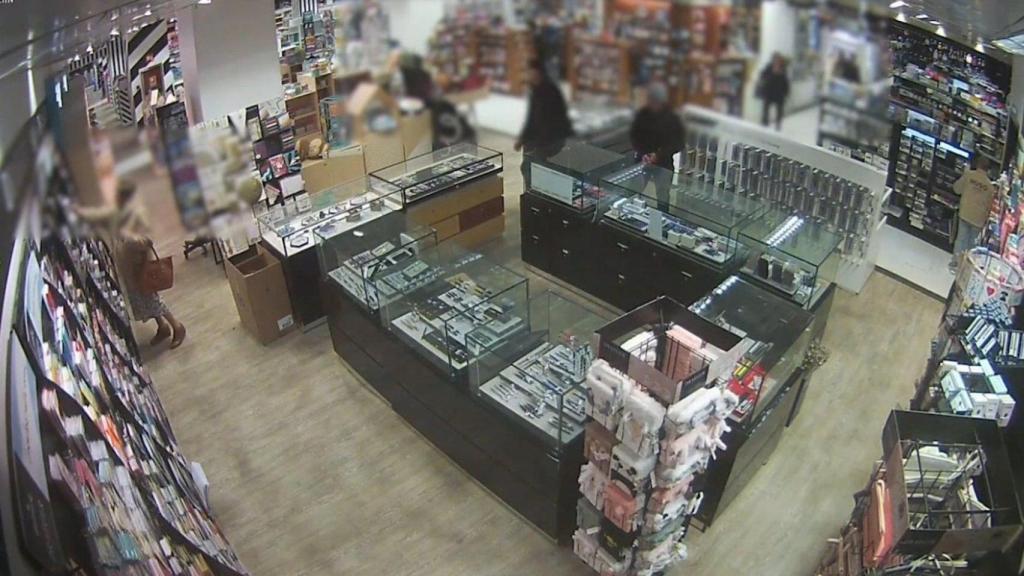 Captura del momento en el que la organización delictiva entretiene a los empleados de un establecimiento para robar plumas estilográficas de lujo.