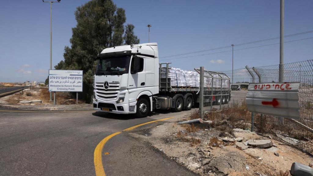 Un camión de ayuda humanitaria esperando para cruzar la frontera con Gaza en el sureste del enclave, en el cruce de Kerem Shalom.