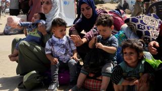 Una familia palestina huyendo de Jan Yunis tras la orden de evacuación de Israel.