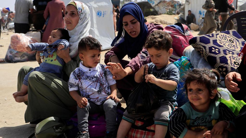 Una familia palestina huyendo de Jan Yunis tras la orden de evacuación de Israel.