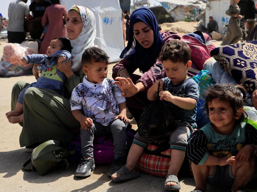 Una familia palestina huyendo de Jan Yunis tras una orden de evacuación de Israel.