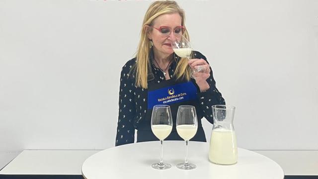 Carmen catando varios tipos de leche