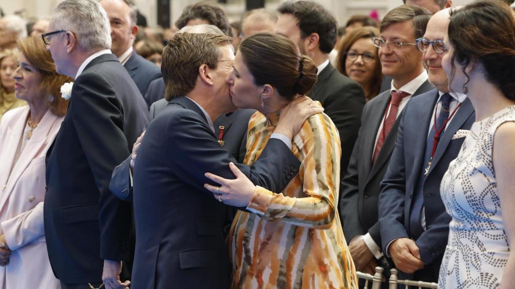 José Luis y Teresa dándose un tierno beso, en el pasado día de San Isidro.