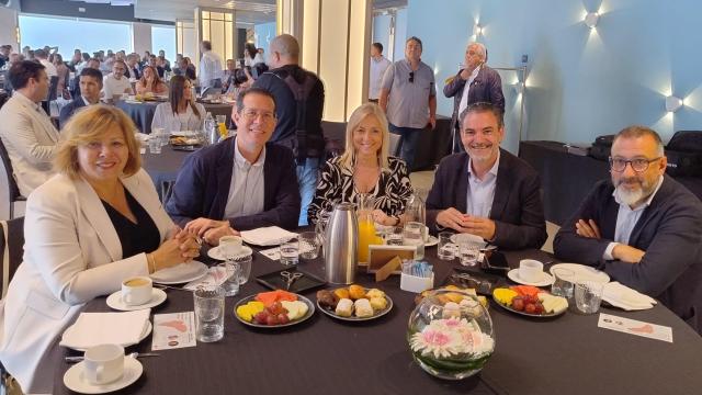 Rubén Alfaro y Vicente Arques en la mesa presidencial del desayuno con empresarios.
