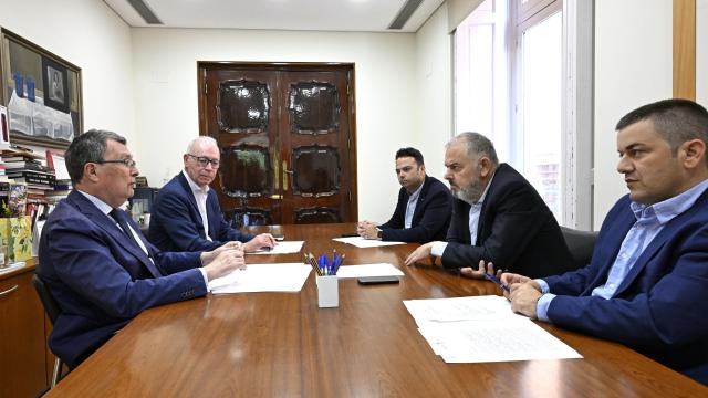 El alcalde Ballesta (i) preside la reunión de este lunes entre el Ayuntamiento de Murcia y el Sindicato Central de Regantes del Acueducto Tajo-Segura.