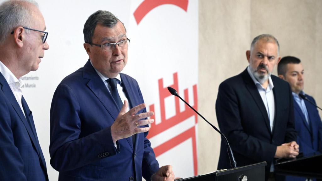 El alcalde de Murcia, José Ballesta, este lunes, anunciando la protesta del 5 de junio contra las nuevas normas de explotación del Trasvase Tajo-Segura.