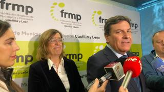 El consejero de Economía y Hacienda, Carlos Fernández Carriedo, y la presidenta de la Federación Regional de Municipios y Provincias de Castilla y León, Mª Ángeles Armisén