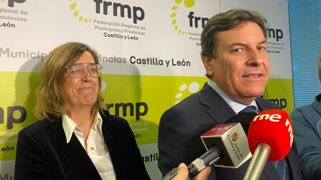 El consejero de Economía y Hacienda, Carlos Fernández Carriedo, y la presidenta de la Federación Regional de Municipios y Provincias de Castilla y León, Mª Ángeles Armisén