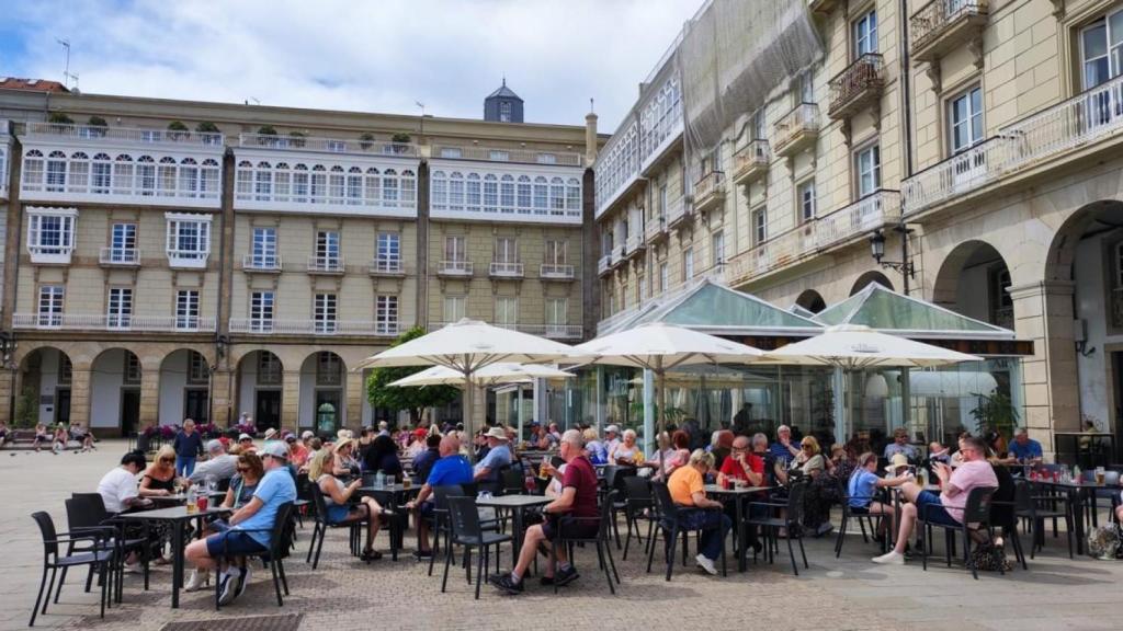 Turistas, entre ellos cruceristas, en la plaza de María Pita de A Coruña.