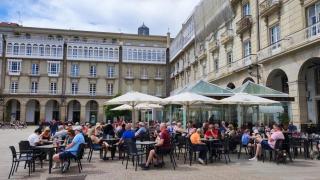 Turistas, entre ellos cruceristas, en la plaza de María Pita de A Coruña.