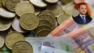 Montaje de Javier Rumbo con monedas y billetes.