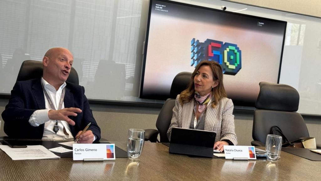 Chueca, con el concejal Carlos Gimeno en la sede de Microsoft.