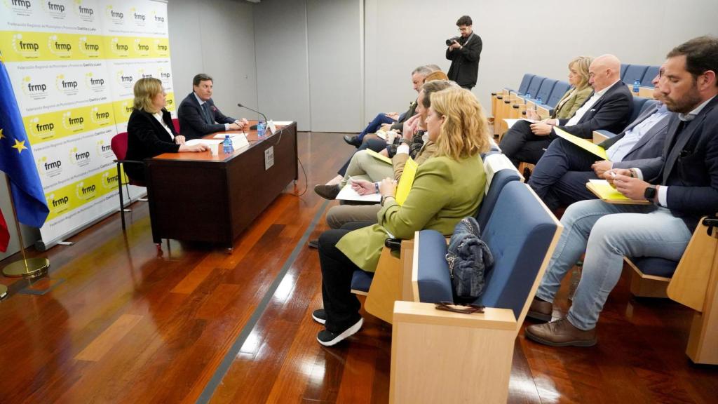 El consejero de Economía y Hacienda y portavoz, Carlos Fernández Carriedo, presenta ante las comisiones de Gobierno y de Economía de la FRMP el marco de actuaciones para el impulso de la internacionalización en relación con las medidas arancelarias. Junto a él, la presidenta de la FRMP, María Ángeles Armisén