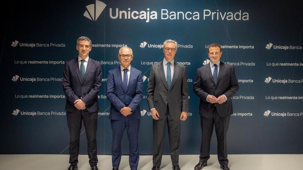 De izquierda a derecha, el director de Banca Privada, Banca Personal y Productos de Inversión de Unicaja, Javier López de Heredia; el CEO de la entidad, Isidro Rubiales; el presidente, José Sevilla, y el director general de Negocio Minorista, Luis Colorado.