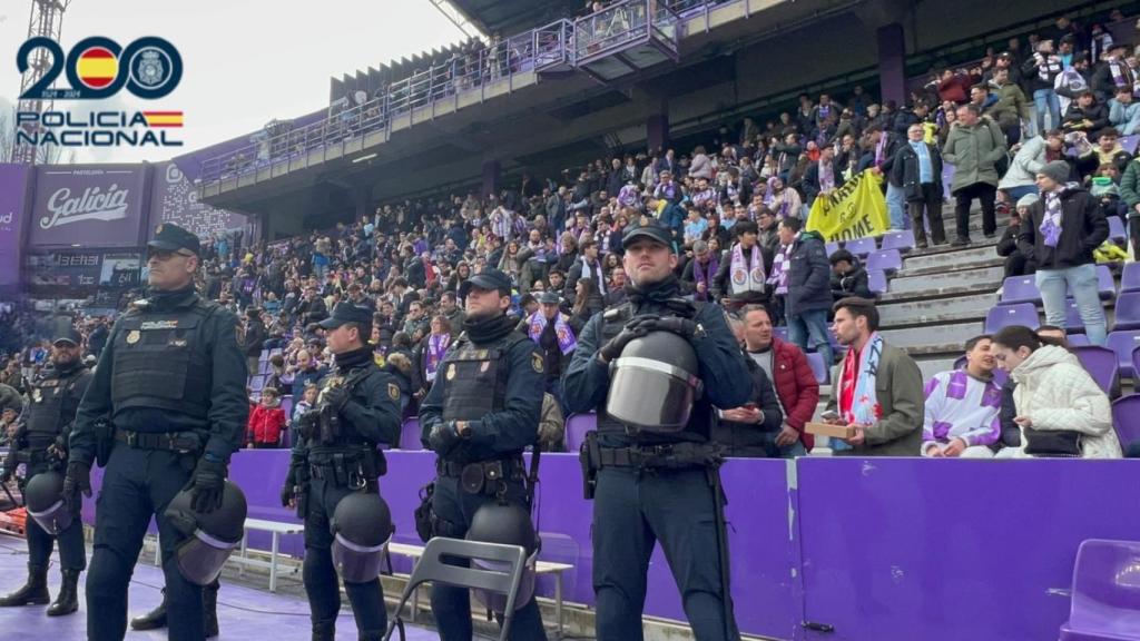 Agentes de la Policía Nacional este pasado domingo en el partido entre Real Valladolid y Alavés