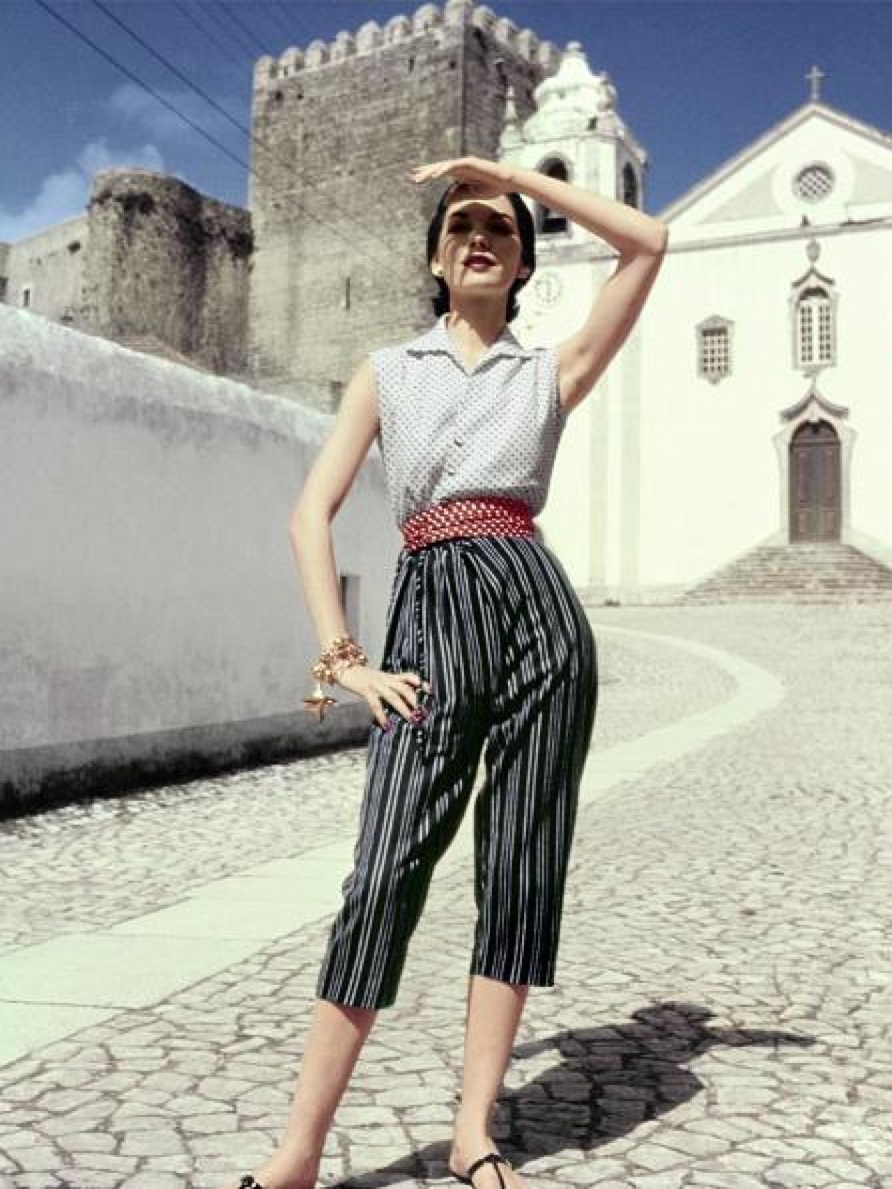 Una modelo posando en una sesión de fotos para Vogue, en 1952.