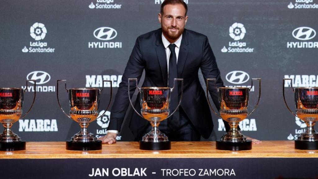 Oblak posa con sus cinco trofeos Zamora.