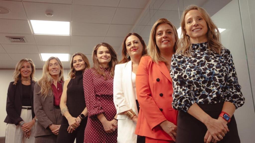 La Junta Directiva de WLW está formada por Marlen Estévez, Fátima Rodríguez, Clara Cerdán, Celia Herrero, Ana Martínez, Sara Molina y María Pardo de Vera.