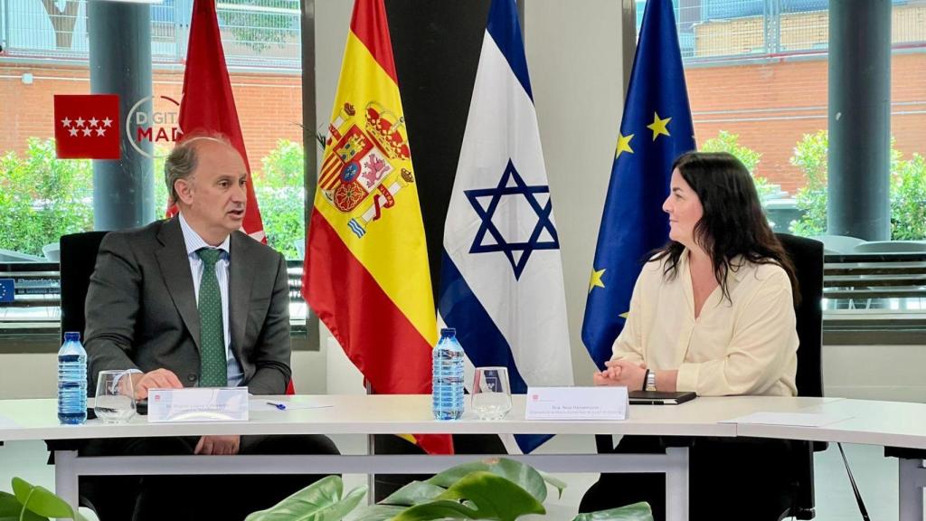 El consejero de Digitalización de la Comunidad de Madrid, Miguel López-Valverde, junto a  la directora de la Misión Económica en España y la asesora de Innovación y Comercio de la Misión Económica de la Embajada de Israel