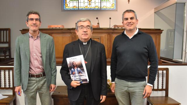 Roberto Tabarés, delegado de Enseñanza de la Archidiócesis de Valladolid; Luis Argüello, arzobispo de Valladolid; y Goyo Casado, sacerdote de la Archidiócesis de Valladolid y codirector del musical