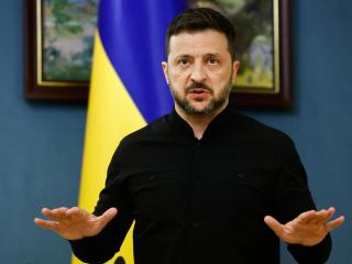 Volodímir Zelenski durante una rueda de prensa este lunes en Kiev.