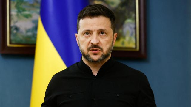 Volodímir Zelenski durante una rueda de prensa este lunes en Kiev.