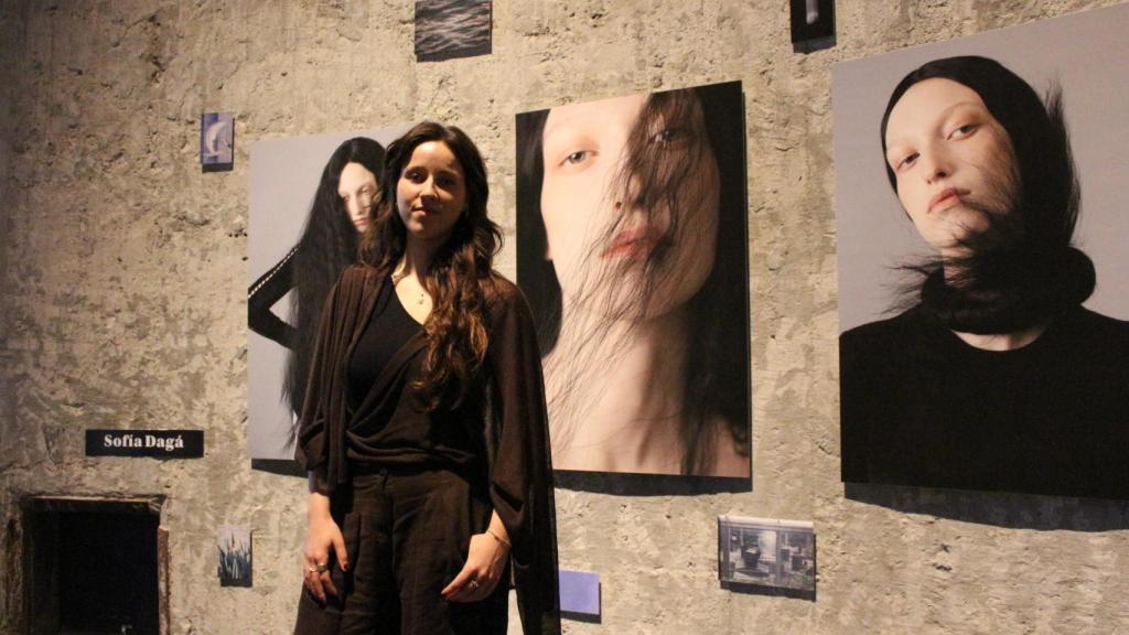Sofía Dagá junto a su obra expuesta en la Fundación MOP.