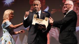 Denzel Washington recibiendo la Palma de Oro de Honor de manos de Spike Lee. Foto: SAMEER AL-DOUMY / POOL / EFE
