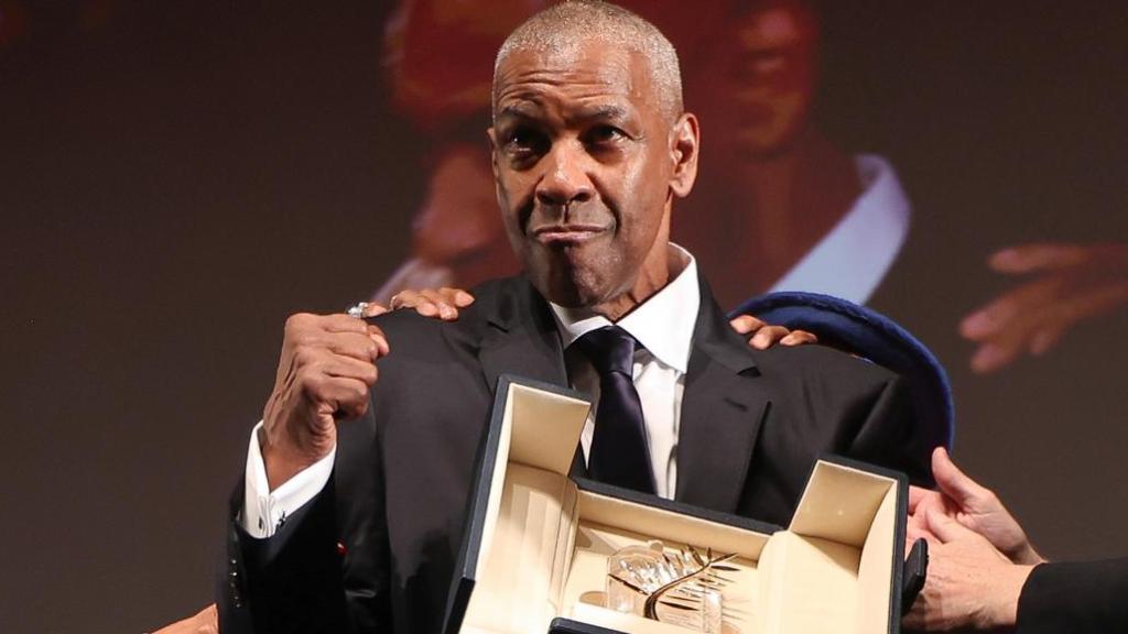 Denzel Washington recibiendo la Palma de Oro de Honor de manos de Spike Lee. Foto: SAMEER AL-DOUMY / POOL / EFE