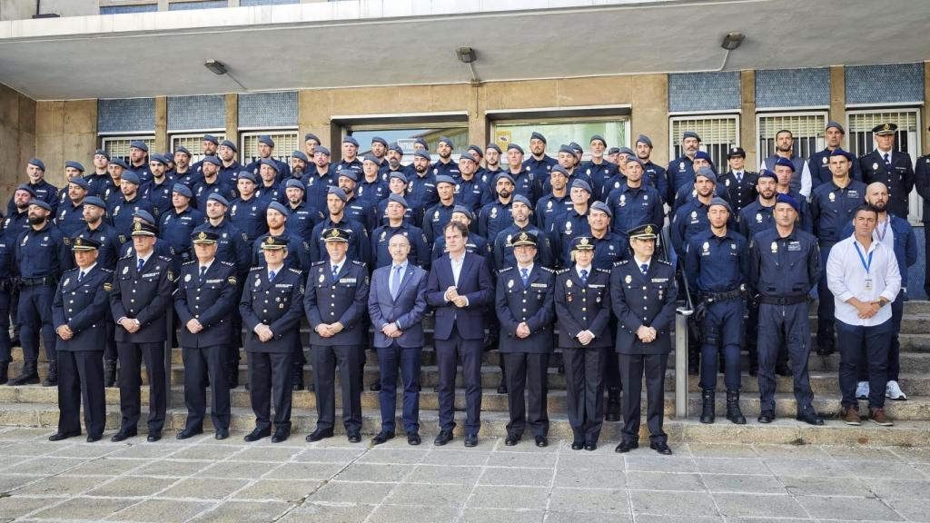 Foto de familia de los agentes de Policía Nacional condecorados con la Medalla de Aragón
