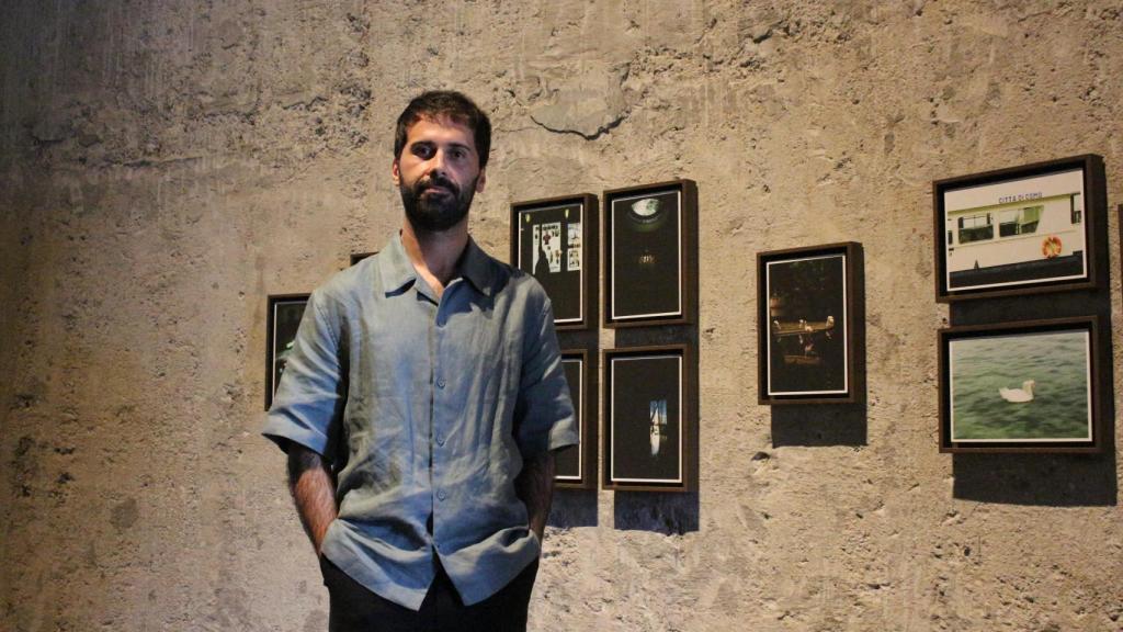 Adrián Ramos con su obra expuesta en la Fundación MOP.