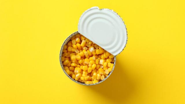 Una lata de maíz dulce.