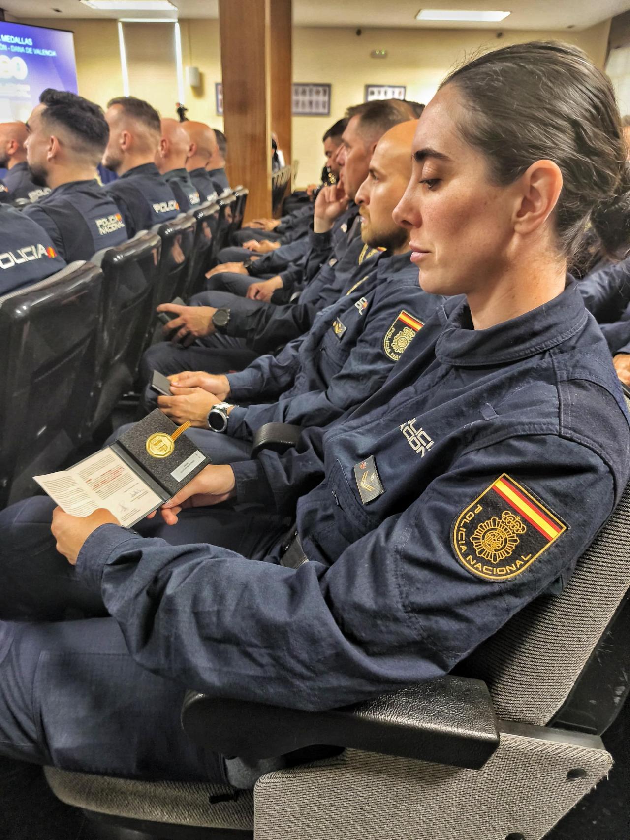 Una agente de Policía Nacional junto a la Medalla de Aragón