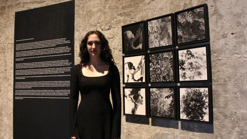 Alba Chan en su exposición dentro de la Fundación MOP.