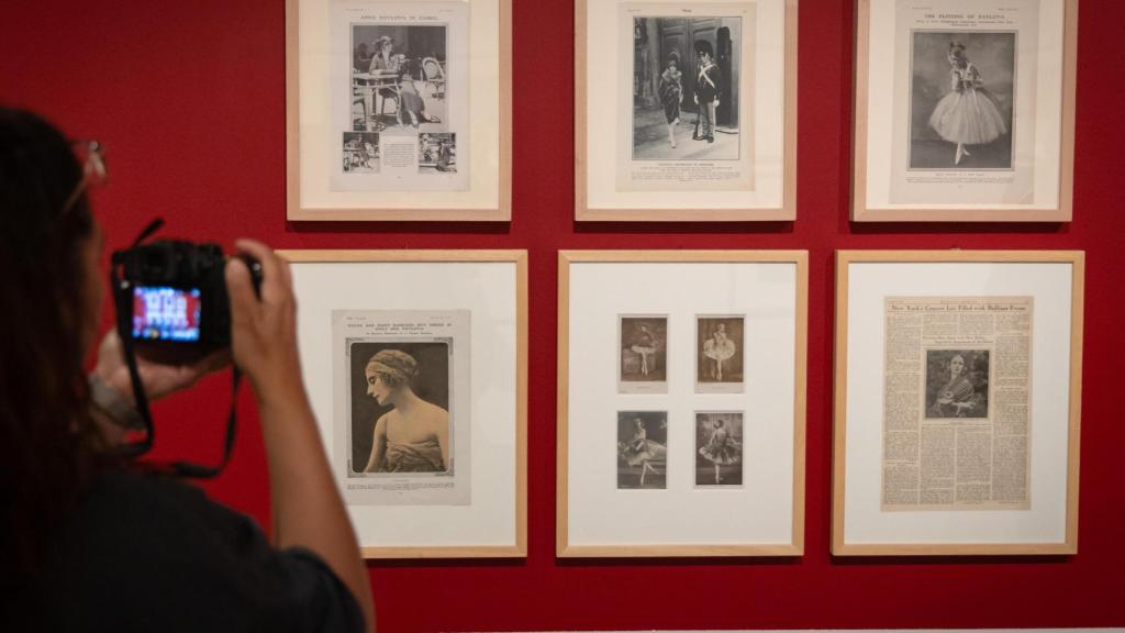 Una parte de la exposición temporal 'Ana Pávlova: Una vida sin fronteras', que reúne alrededor de 90 piezas entre programas de mano, recortes de prensa e imágenes que reflejan cómo la artista convirtió el ballet en un arte global, este martes en el Museo Ruso de Málaga.