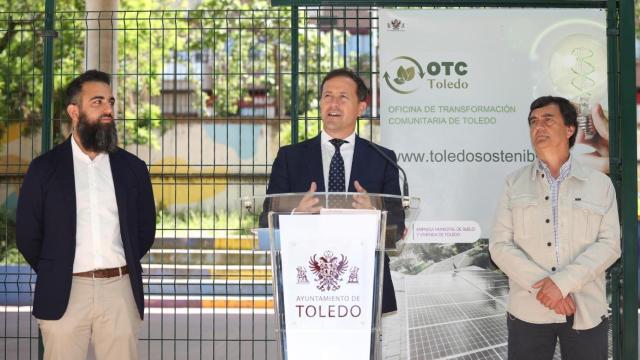 Carlos Velázquez, en el centro, este martes durante un acto público en Toledo.
