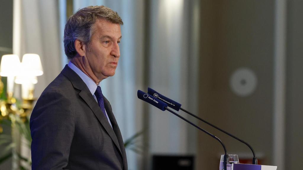 El presidente del PP, Alberto Núñez Feijóo, este martes en un desayuno informativo.