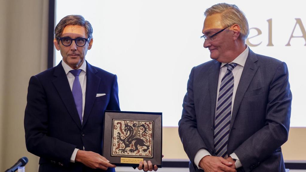 El expresidente de Telefónica, José María Álvarez-Pallete, recibe el premio Directivo del Año del Colegio de Economistas de Valencia de manos del decano del COEV, Juan José Enríquez. Efe / Ana Escobar