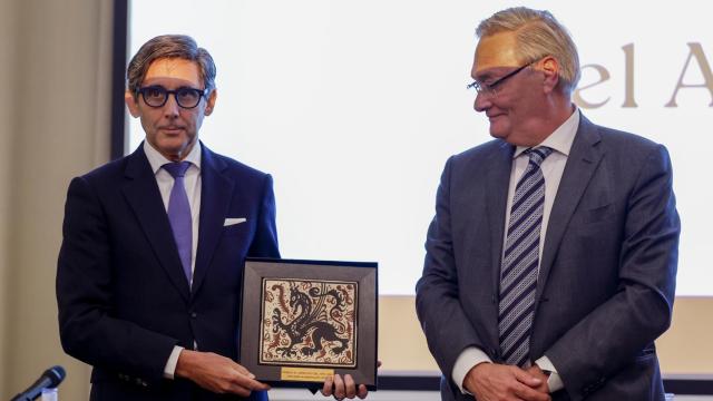 El expresidente de Telefónica, José María Álvarez-Pallete, recibe el premio Directivo del Año del Colegio de Economistas de Valencia de manos del decano del COEV, Juan José Enríquez. Efe / Ana Escobar